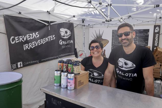 Ayoze Rodríguez y otra compañera, en su estand de Galotia Brewing, una fábrica de cervezas artesanales con sede en Vecindario.