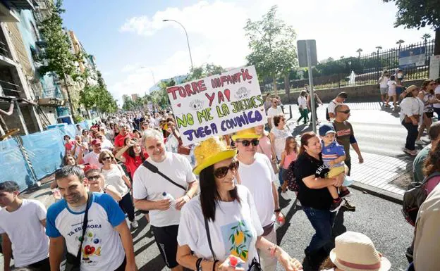 Imagen principal - Manifestación por las obras del Materno: «No acabamos de creer que se vayan a hacer»