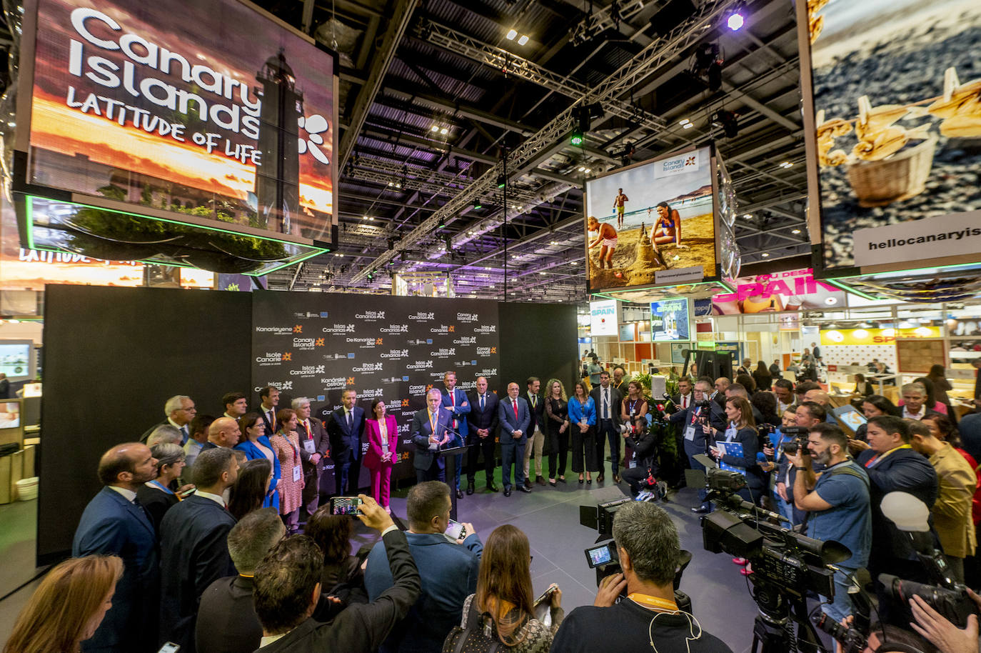 Imagen de la inauguración hoy del pabellón de Canarias en la WTM, con el presidente y la consejera de Turismo del Gobierno de Canarias, Ángel Víctor Torres y Yaiza Castilla, respectivamente. 