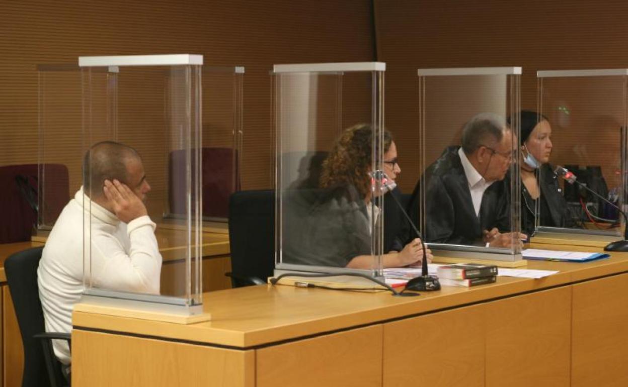 Acusados, a los laterales, sentados junto a sus dos abogados defensores. 