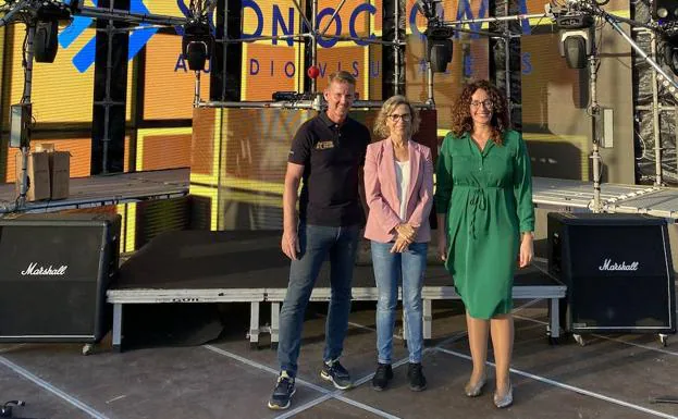 El promotor Emiel Wijnberg, la alcaldesa Conchi Narvaez y Carina García, de Hospitales San Roque, sobre el escenario. 