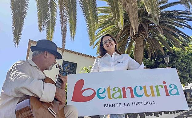 Rosi Martín Padrón, concejala de Turismo del Ayuntamiento de Betancuria, con la nueva imagen turística. 