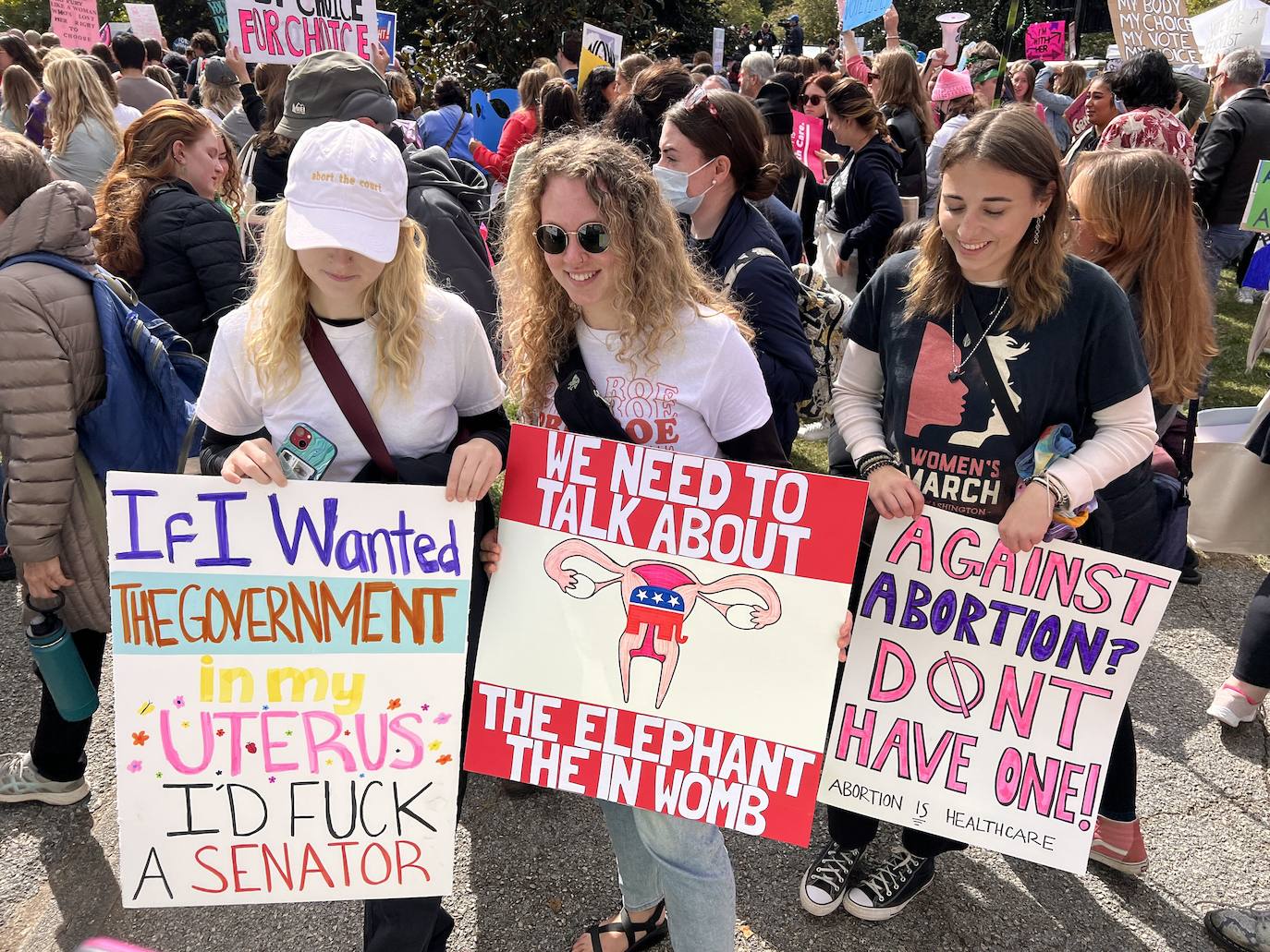 Cientos de manifestantes participaron en la Marcha de Mujeres de octubre, en Washington, para reclamar que se proteja el derecho al aborto.