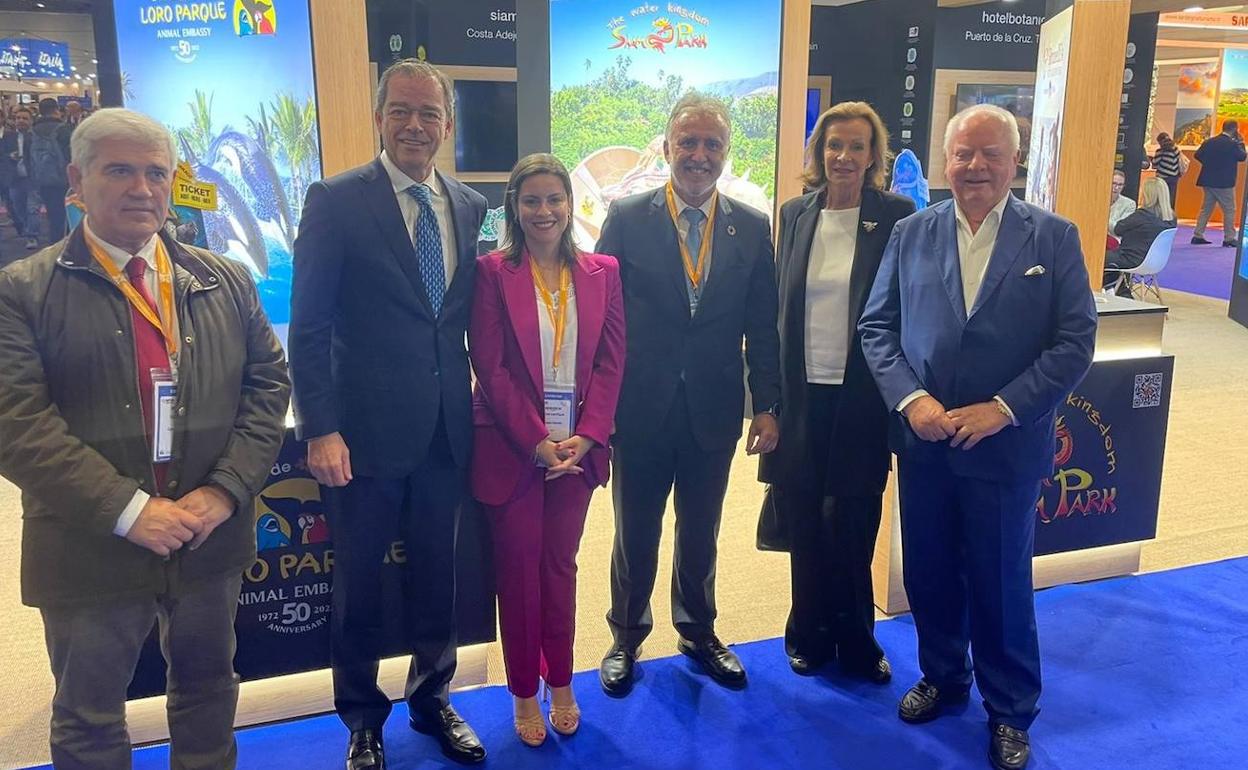 Wolfgang Kiessling, Christoph Kiessling, y Brigitte Kiessling posan junto al presidente de Canarias, Angel Víctor Torres, y la consejera de Turismo, Yaiza Castilla 