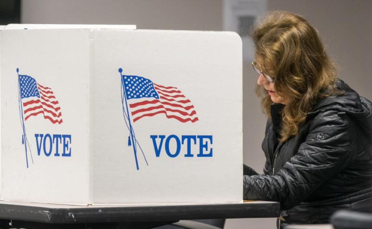Una votante rellena su papeleta en un centro de votación del condado de Fairfax, en Virginia. 