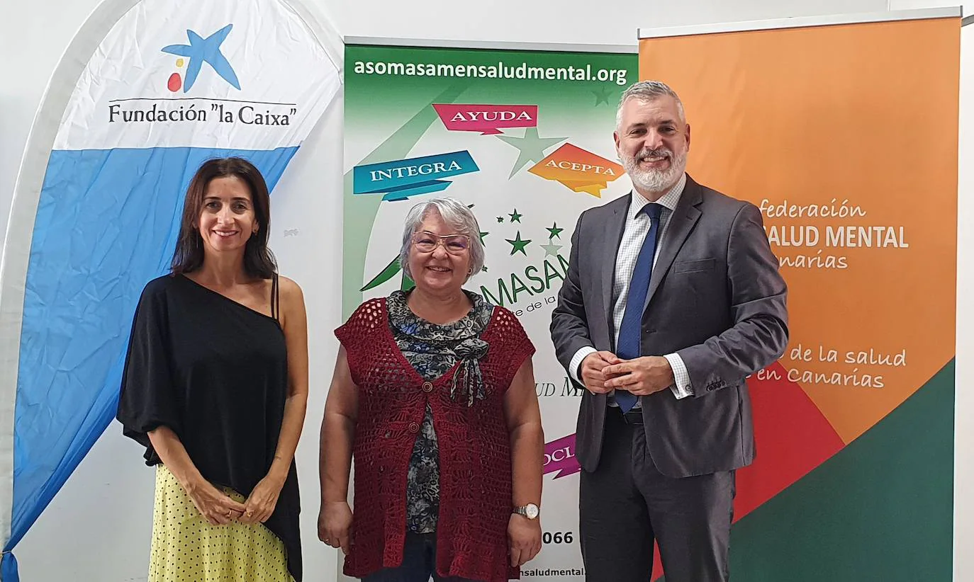 Olga del Pino, responsable de Acción Social de CaixaBank; Ana Trujillo, presidenta de Asomasamen; y Sebastián Godoy, director de área de la entidad financiera en Fuerteventura.