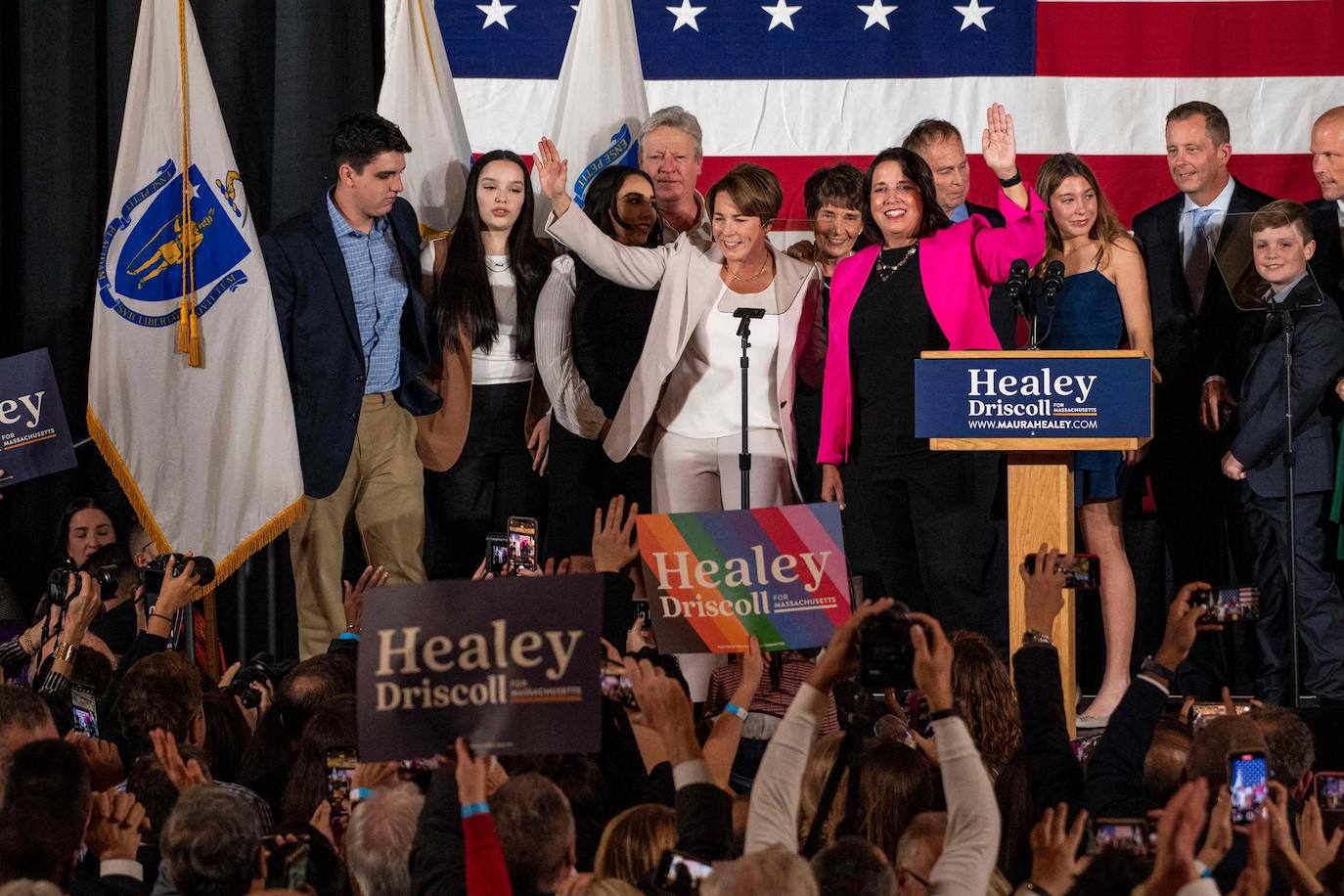 Los demócratas Maura Healey y Kim Driscoll celebran su victoria en Boston.