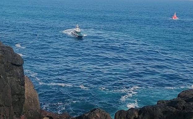 Imagen captada este miércoles de la patrullera de la Guardia Civil en la zona de Costa Ayala. 