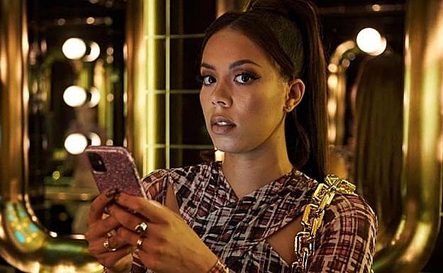 Nicôle Lecky es la actriz protagonista de la serie. 