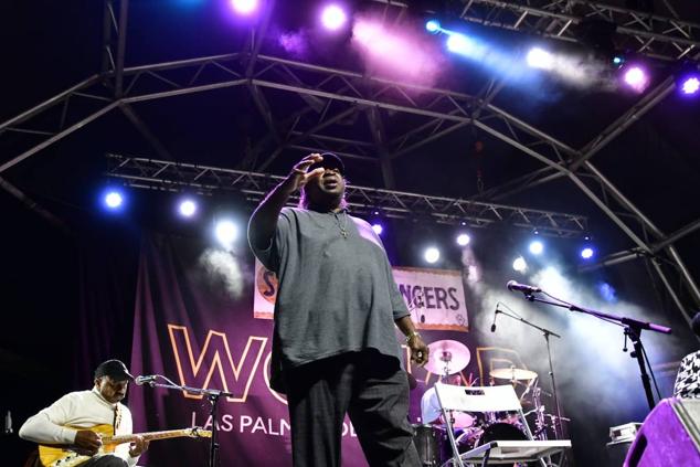 El siguiente grupo sale a escena. Es el turno de STAPLES Jr SINGERS, que con sus voces encandilan Santa Catalina-