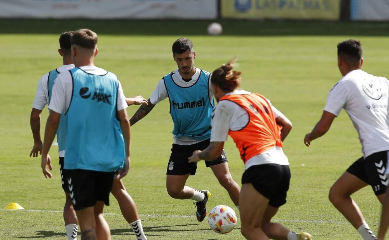 Joel Del Pino, posible titular el domingo en Teruel, controla el balón. 