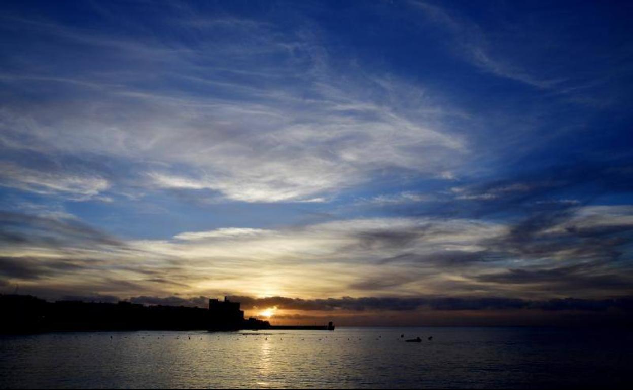 Amanecer en la playa de Arinaga, Gran Canaria. 