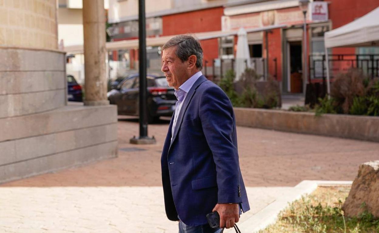 El alcalde de Tejeda, Francisco Perera, llegando al Juzgado de Instrucción número 2 de Arucas. 