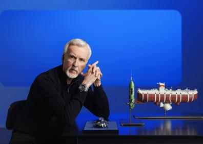Imagen secundaria 1 - En primer plano, de izquierda a derecha Oyster Perpetual Rolex Deepsea (2008), Oyster Perpetual Deepsea Challenge (2022), Deep Sea Special (19609. Abajo, a la izquierda,James Cameron con un Oyster Perpetual Deepsea Challenge, junto a un modelo del Batiscafo Trieste, el Depsea Challenger y los dos modelos de reloj. A la derecha, la caja central del Oyster Perpetual Deepsea Challenge antes del proceso de estampacion 