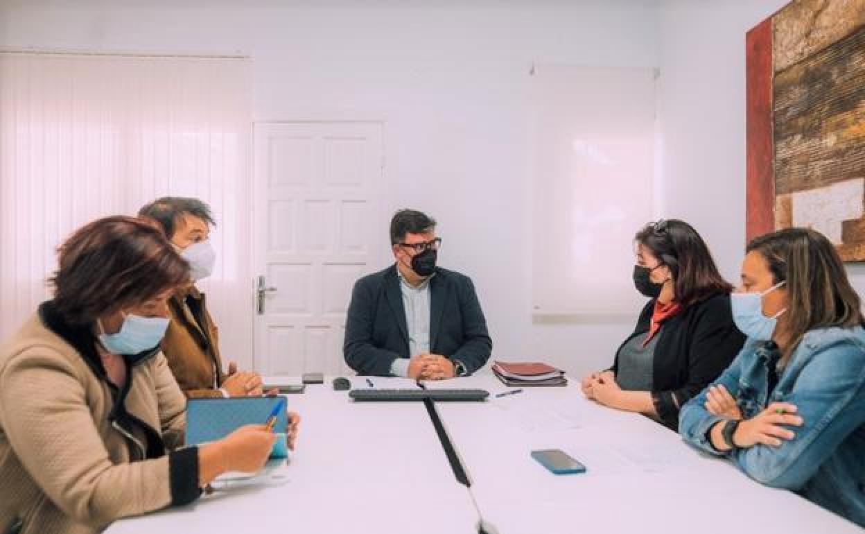 Encuentro a inicios de año para negociar aspectos del futuro colegio. 