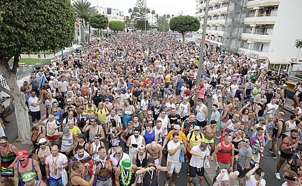 Vista general de la caminata por el Orgullo. 