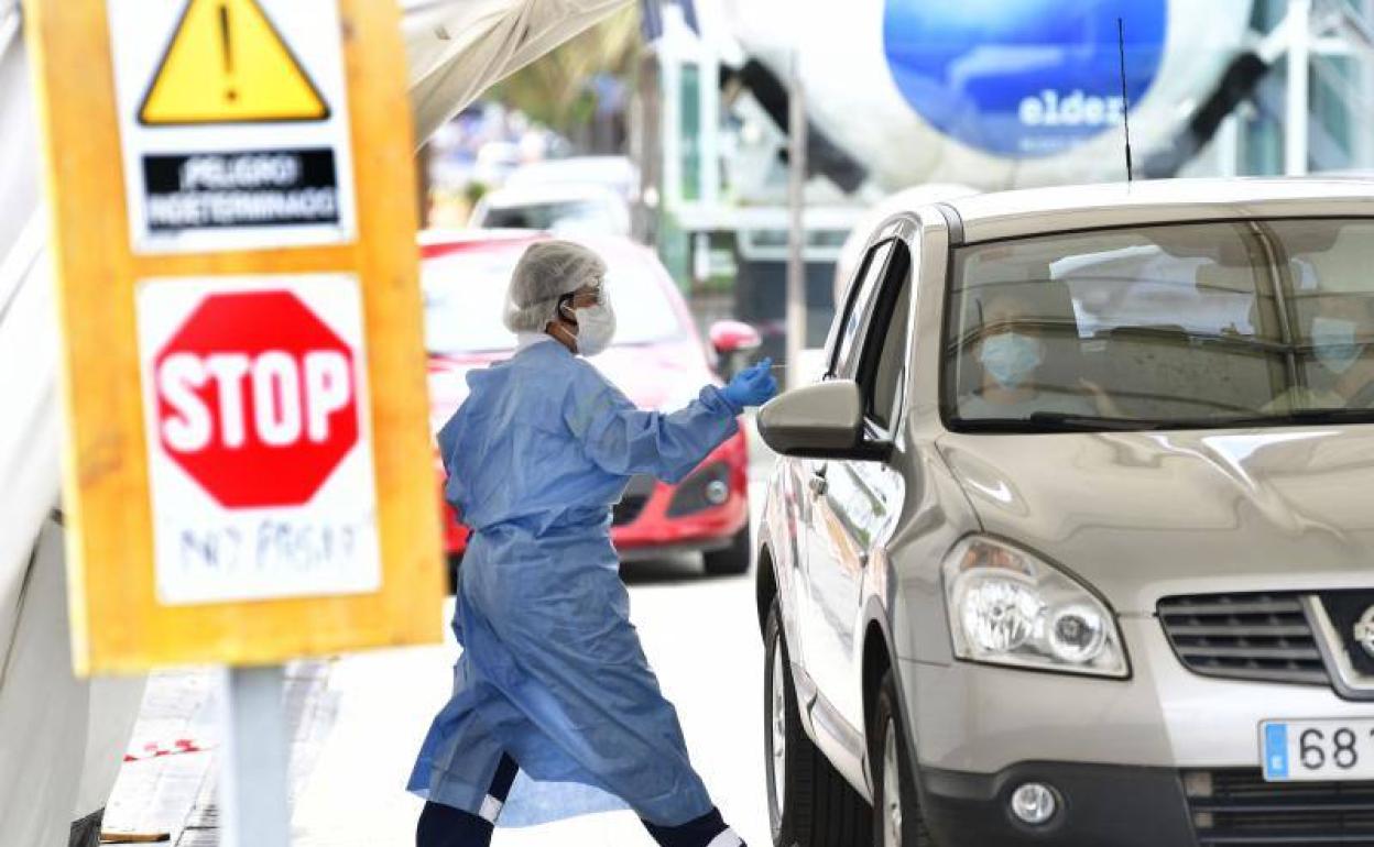Imagen de archivo de una sanitaria haciendo un test PCR. 