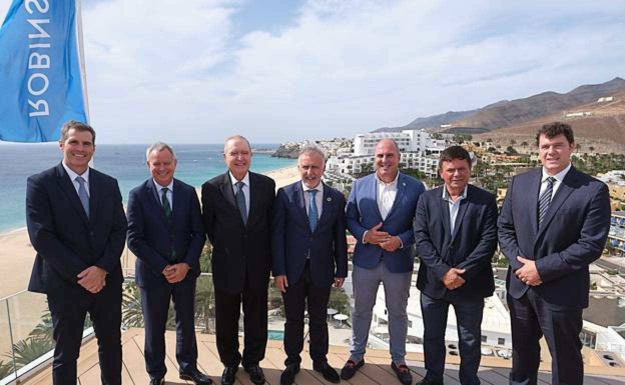 El presidente Angel Víctor Torres, el primer mandatario majorero Sergio Lloret, el alcalde de Pájara y responsables de Puertos Canarios y de Calero Marinas, en la presentación del proyecto en Morro Jable. 