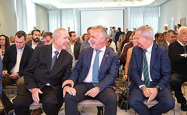 El presidente regional, flanqueado por Sebastián Fránquis, consejero de Obras Públicas, y José Calero, presidente de Calero Marinas. 