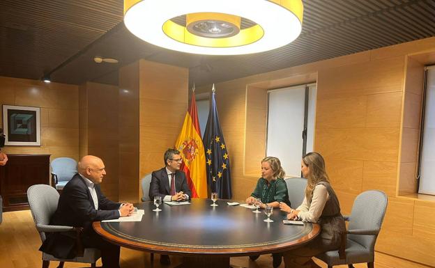 Imagen la reunión que Ana Oramas y María Fernández mantuvieron con el ministro Bolaños en octubre. 
