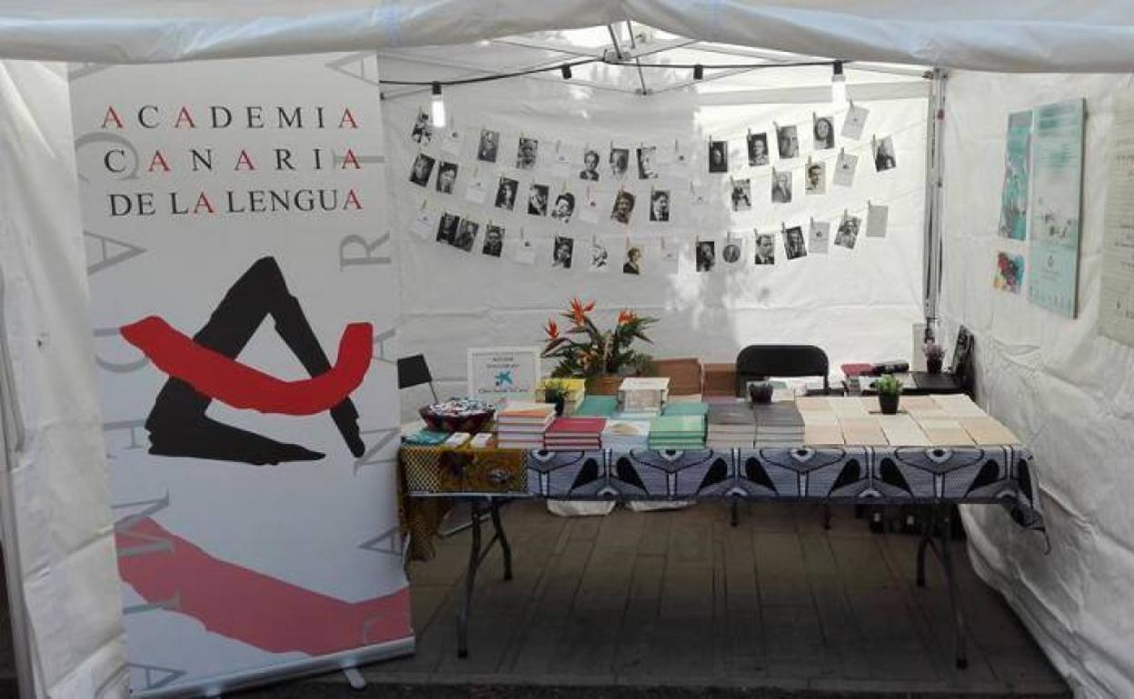 Puesto de la Academia Canaria de la Lengua en una feria del libro. 