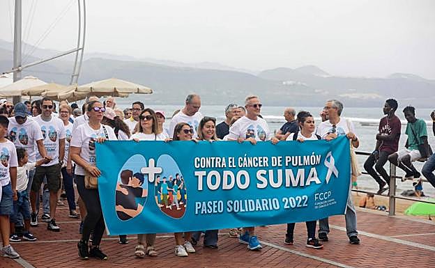 Paseo solidario contra el cáncer de pulmón en Las Canteras. 