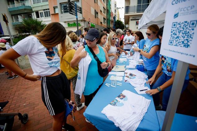 Todos quisieron llevar la camiseta solidaria. 