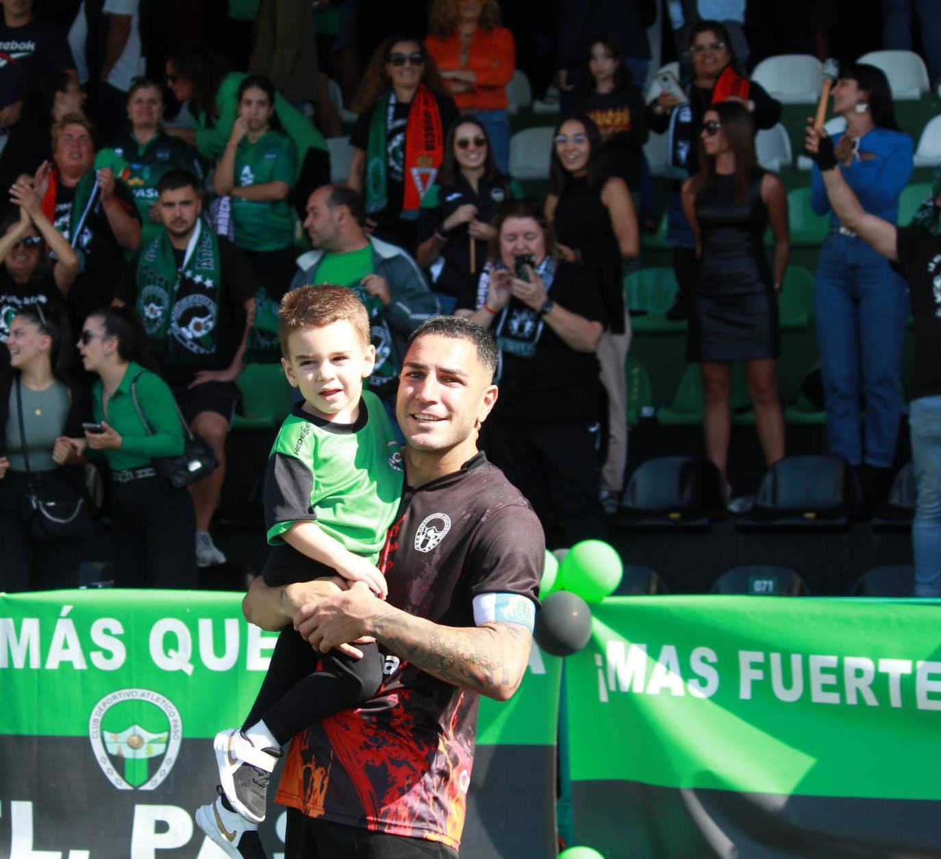 Armiche, junto a su hijo Ángelo en el Municipal de El Paso. 