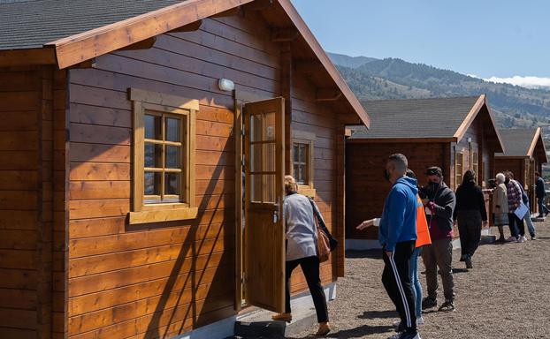 Primeras cinco casas de madera entregadas en La Palma el pasado mes de abril. 