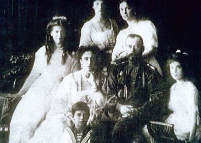 Imagen secundaria 1 - En la primera imagen, Churchill, Roosevelt y Stalin posan en Yalta; los Romanov, la última familia real rusa y el autor del libro, Witold Szablowski R