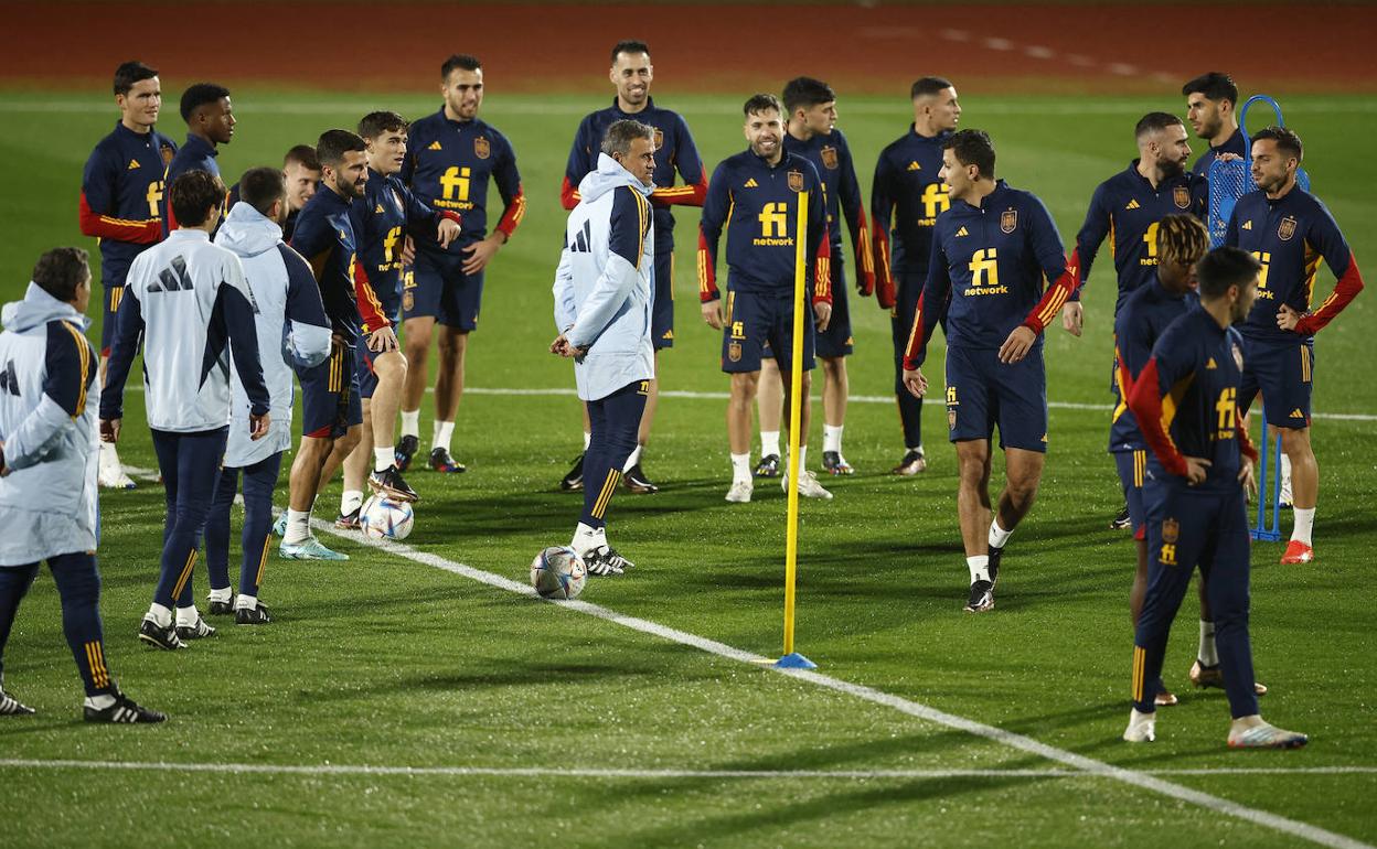 Luis Enrique, rodeado de sus jugadores en el entrenamiento de este lunes. 