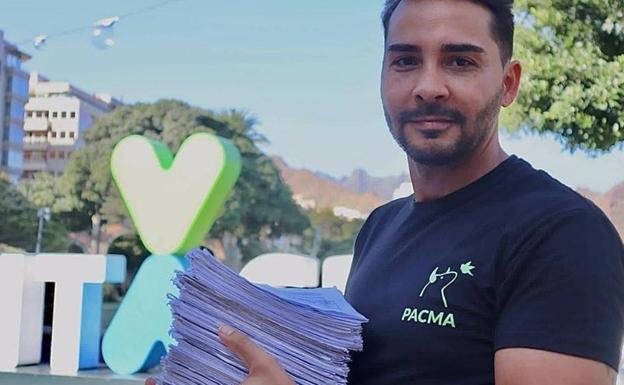 El coordinador de PACMA en Santa Cruz de Tenerife, Cristo Gil, con las firmas recogidas para regular el uso de la pirotecnia en Santa Cruz de Tenerife. 