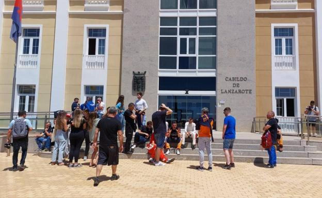 Pilotos en abril a las puertas del Cabildo. 