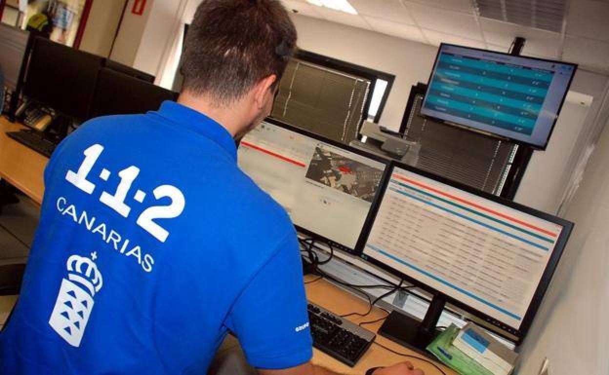 Imagen de archivo de un técnico en la sala del 112 en Canarias. 