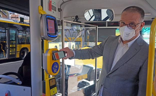 Guaguas estudia activar más vehículos para afrontar la subida de viajeros con billetes gratis