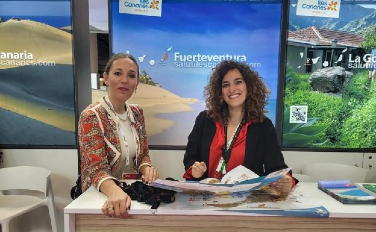 Jessica de León, consejera de Turismo, con la anterior técnica del Patronato en París. 