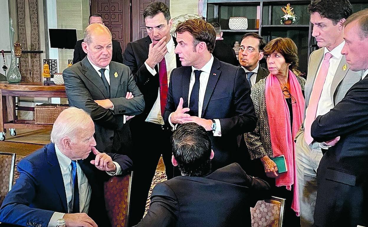 Pedro Sánchez, en el centro, junto con sus homólogos de EE UU, Joe Biden; Alemania, Olaf Scholz; Francia, Emmanuel Macron; y Gran Bretaña, Rishi Sunak, este miércoles en Bali, durante la cumbre del G-20.