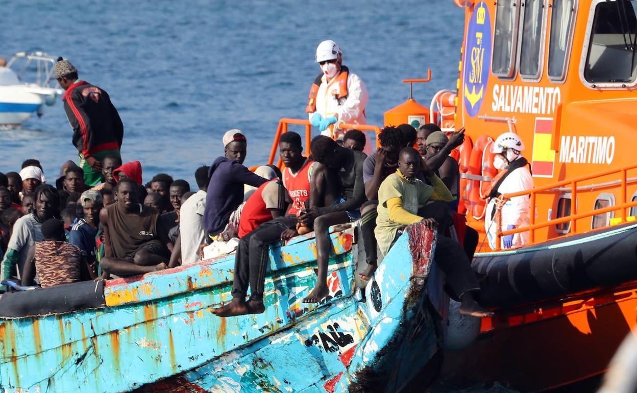 Imagen de archivo de un grupo de migrantes rescatados en aguas canarias. 