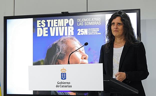 La directora del Instituto Canario de Igualdad, Kika Fumero, durante la presentación de la campaña del 25N. 