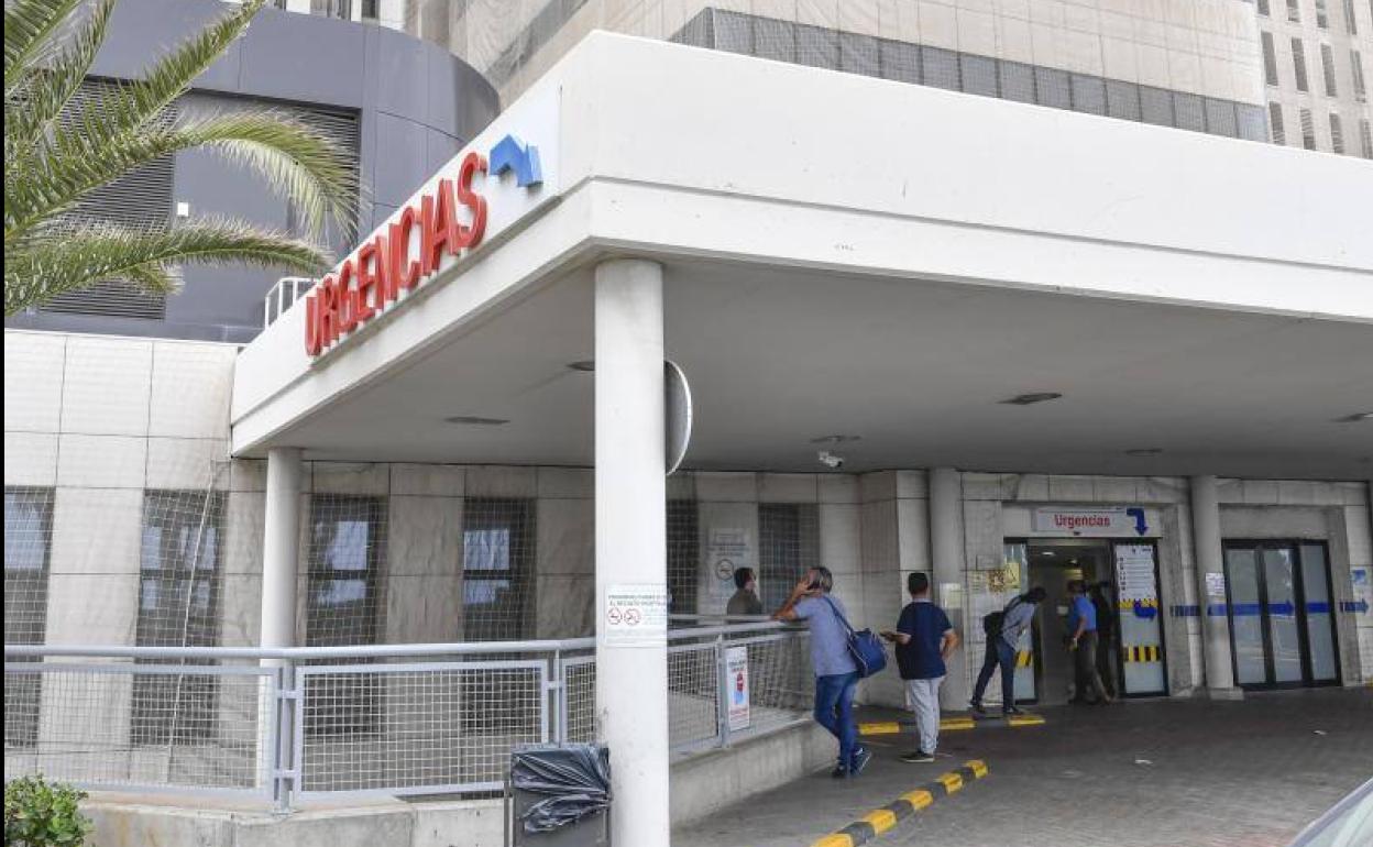 Imagen de familiares a las puertas del servicio de Urgencias del Insular. 