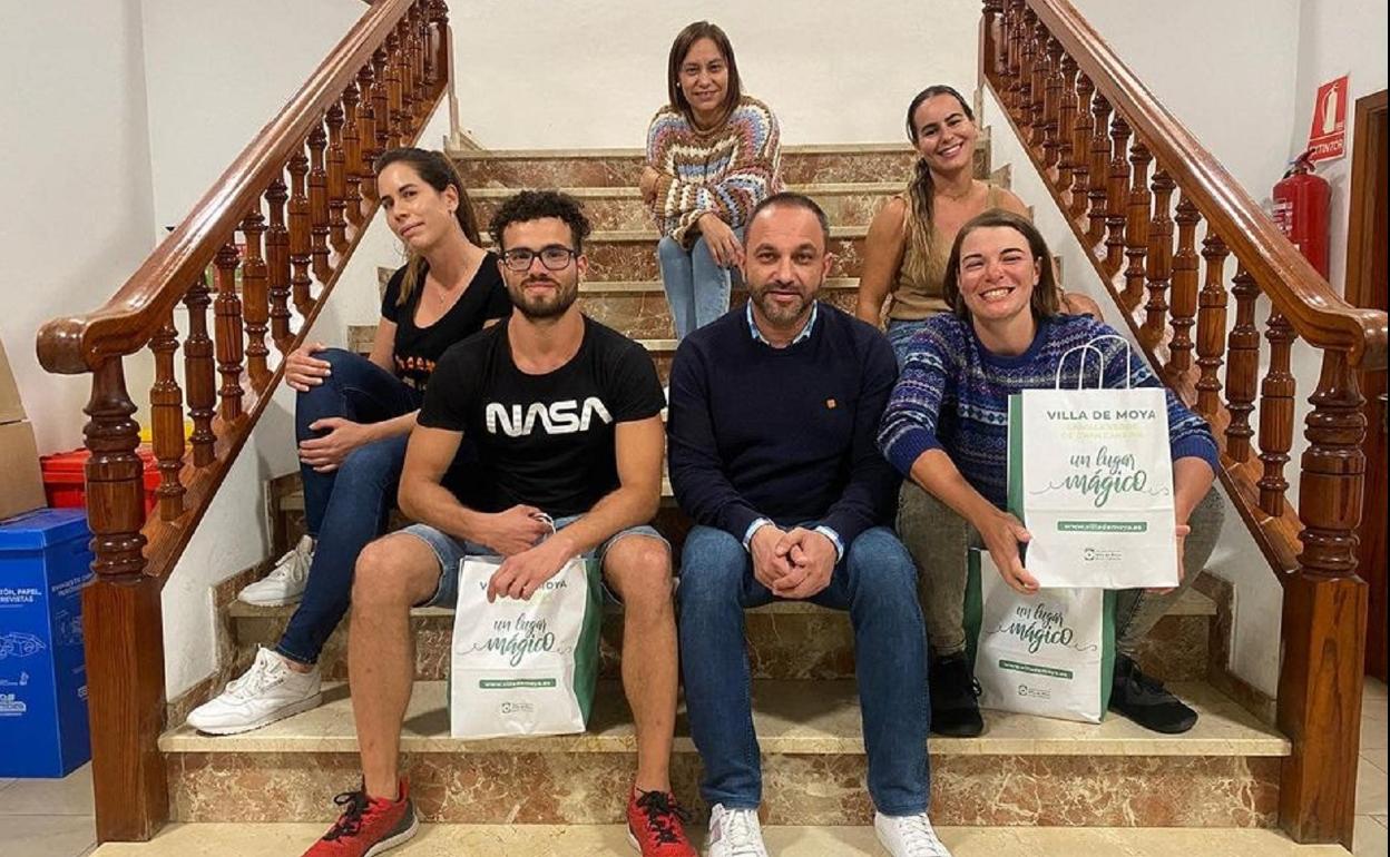 El alcalde de Moya, en el centro, junto a los voluntarios. 