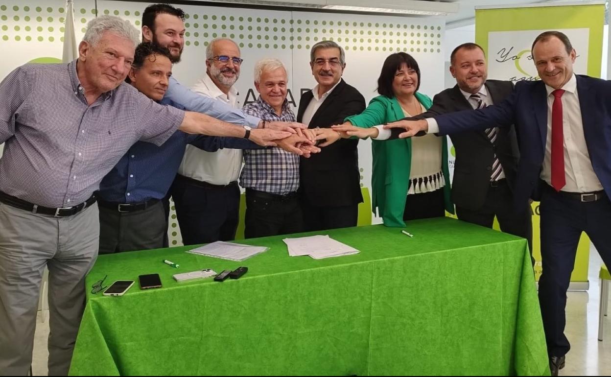 Representantes de Nueva Canarias y Forum Drago tras la firma del acuerdo sellado ayer para las elecciones. 