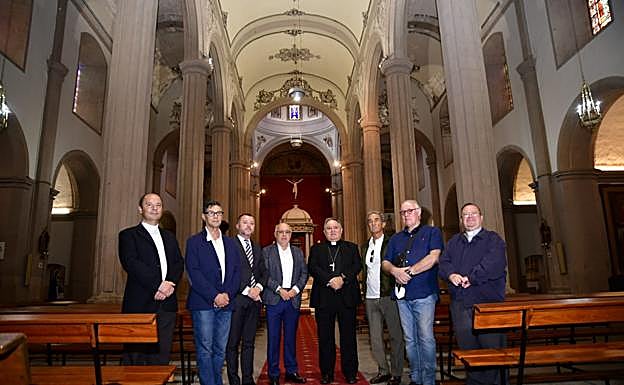 Autoridades locales, insulares y religiosas, en la iglesia. 