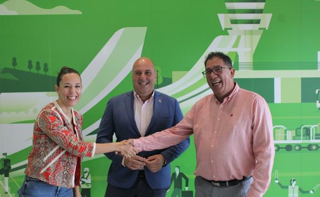 La consejera de Turismo, Jessica de León, con el presidente Sergio Lloret y el representante de Binter en Fuerteventura. 
