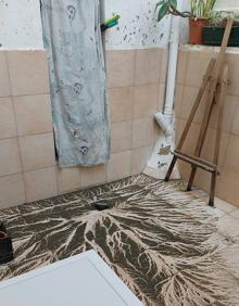 Imagen secundaria 2 - Sandra García y Carmen Rosa Cabrera, a las puertas de las casas afectadas por las aguas fecales. 