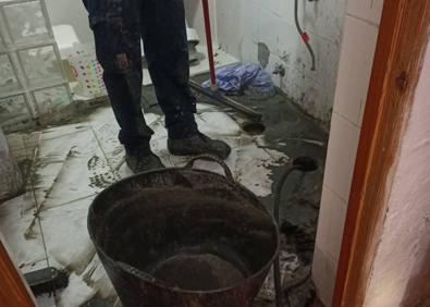 Imagen secundaria 1 - Sandra García y Carmen Rosa Cabrera, a las puertas de las casas afectadas por las aguas fecales. 