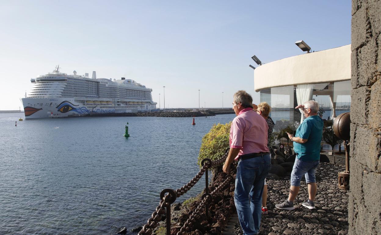 Turistas en el Castillo de San José, el jueves, disfrutando del paisaje con un crucero al fondo. 