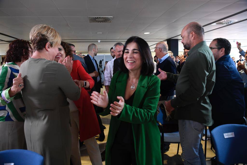 Carolina Darias llega entre aplausos al evento en el Alfredo Kraus. 