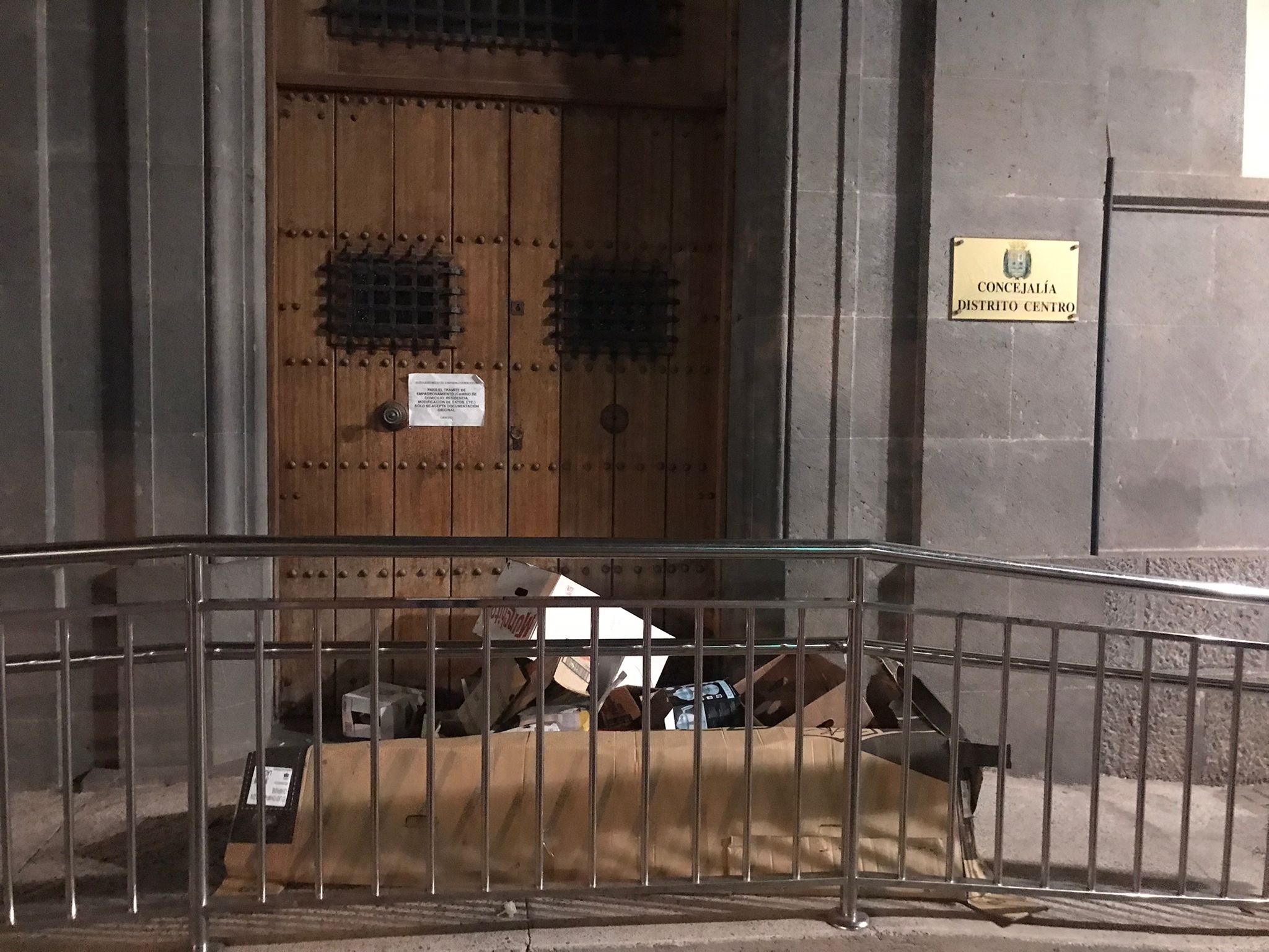 El Ayuntamiento capitalino se llena de basura en protesta por la suciedad de las calles