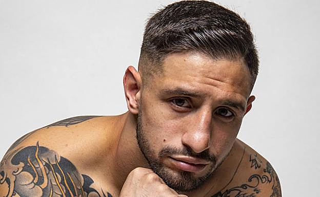 Samuel Carmona, en pose reflexiva durante la entrevista. 